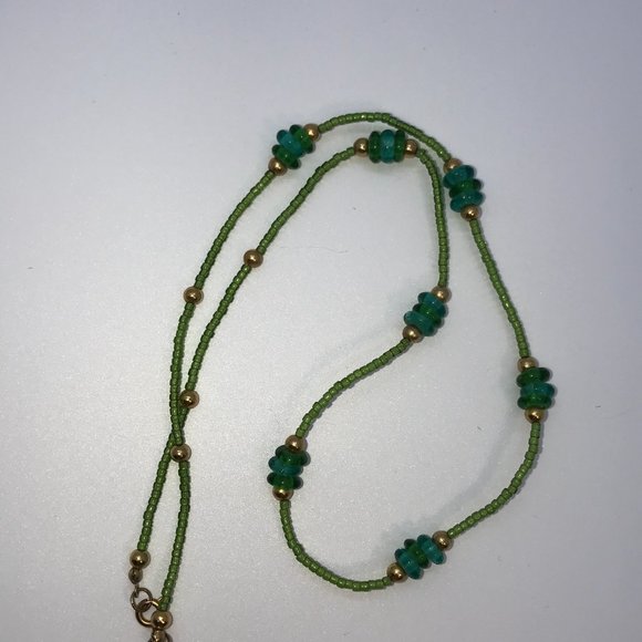 21 1/2" Green and Gold Seed Bead Necklace - Picture 5 of 6